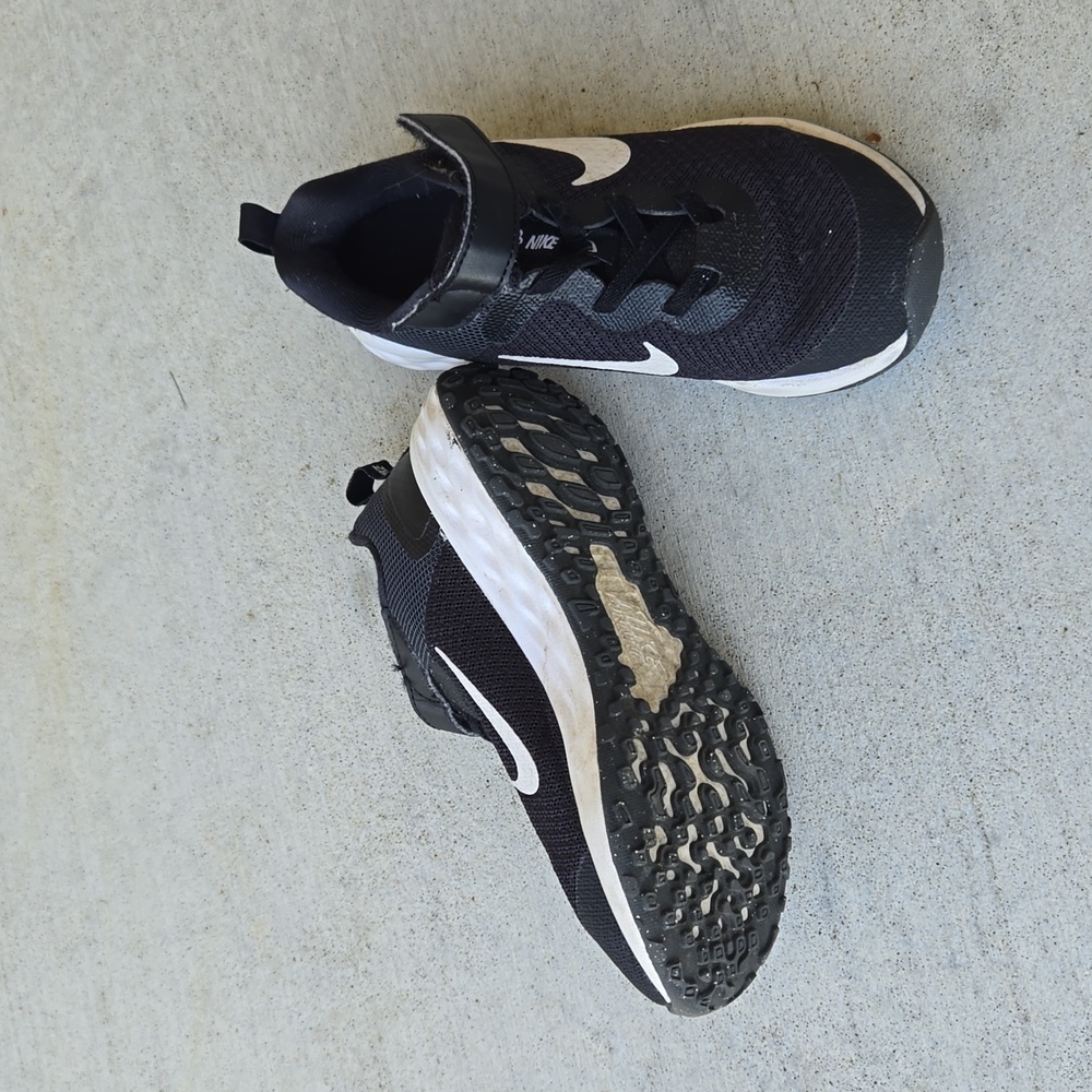 Nike Kids Black and White Sneakers - Picture 3 of 4